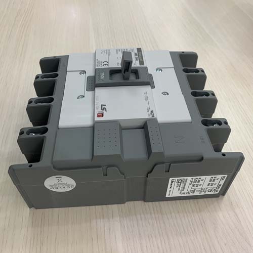 Aptomat LS ABS204C-250A