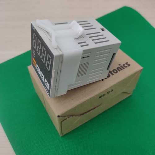 Bộ điều khiển nhiệt độ Autonics TC4SP-14R