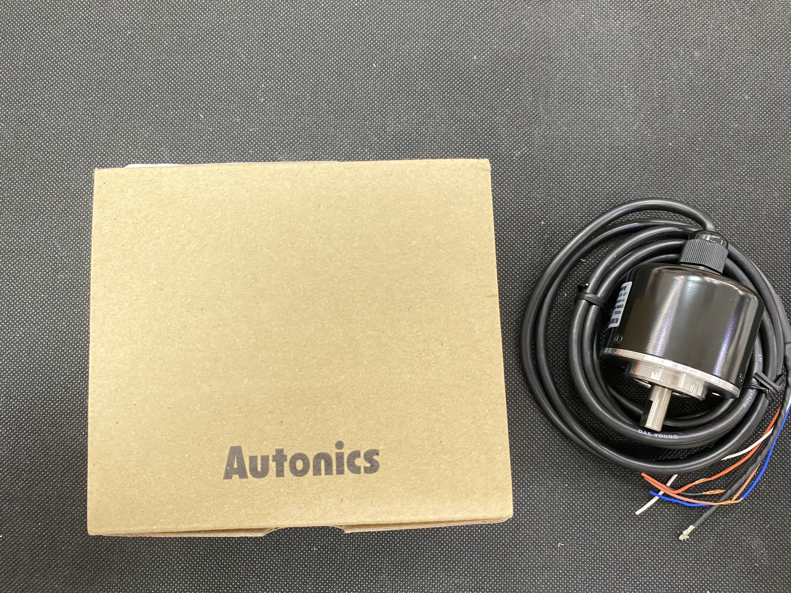 Bộ mã hóa vòng quay tương đối 50mm (Loại trục) Autonics E50S8-200-3-T-24