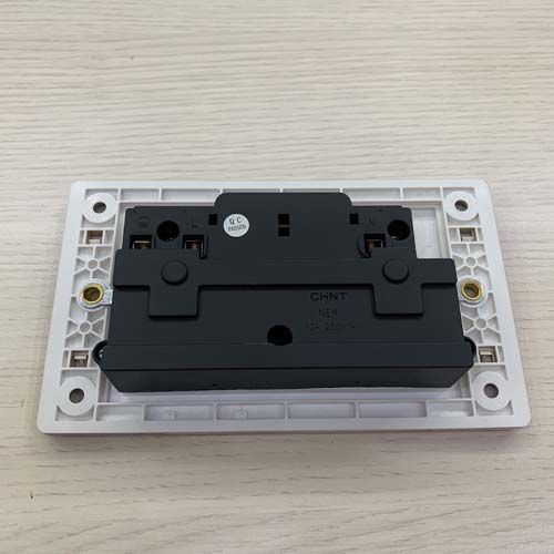 Bộ ổ cắm đôi đa năng 13A 250V, có công tắc nguồn màu vàng