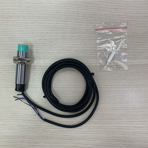 Cảm biến điện dung Hanyoung Tròn 3 dây CUP-18R8NA