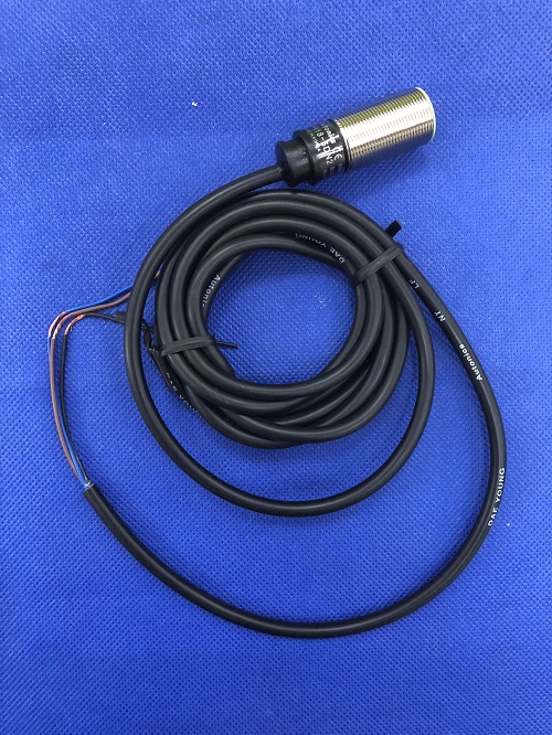 Cảm biến tiệm cận loại hình trụ Autonics PR18-5DN2