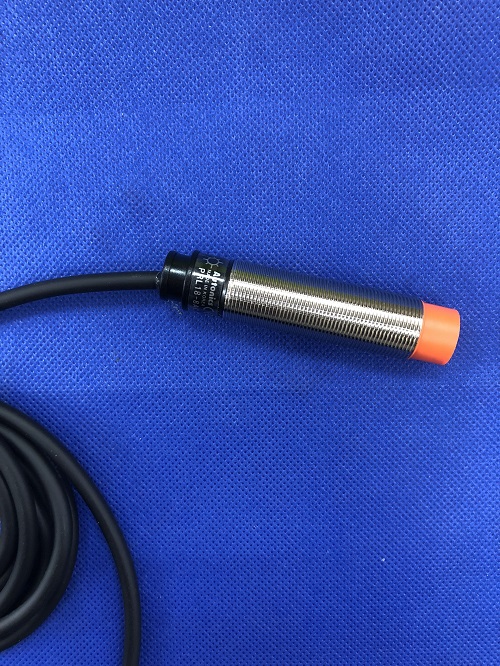 Cảm biến tiệm cận loại hình trụ Autonics PRL18-8AC