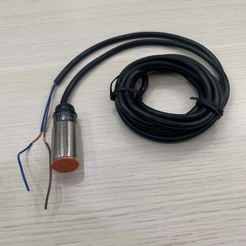 Cảm biến tiệm cận loại hình trụ Autonics PRT18-5DC