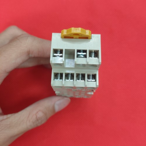 Đế relay trung gian Omron PYF14A-N