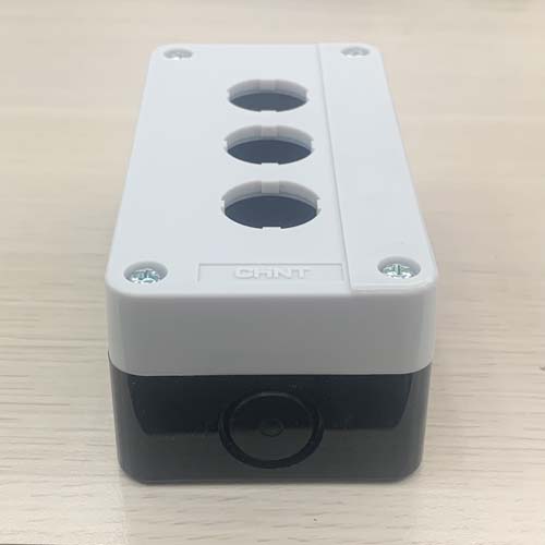 HỘP NÚT NHẤN 3 LỖ PHI 22 CHINT NP2-B03