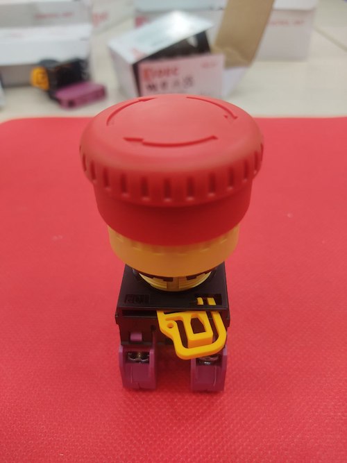 Nút khẩn IP 65 ngoài mặt tủ - màu đỏ YW1B-V4E02R