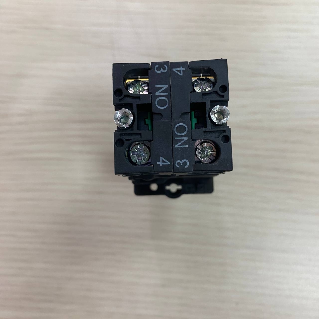 Nút nhấn có đèn Chint màu xanh lá NP2-EW3363 230V LED